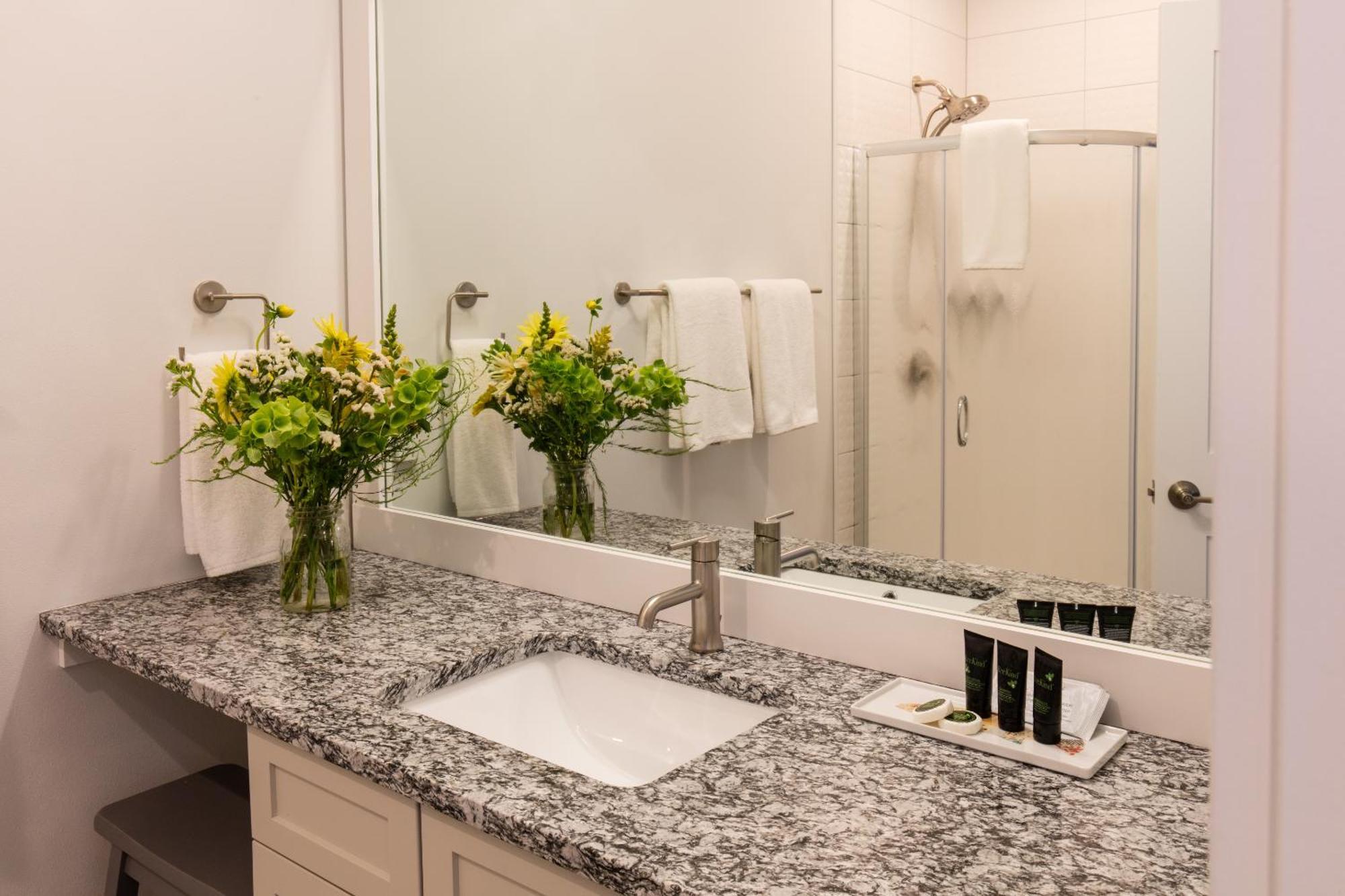 The Web Suites Friday Harbor Bagian luar foto
